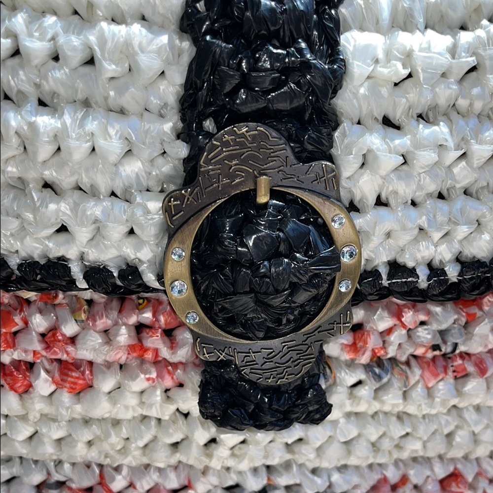 Arny cream coral & black bag. Recycled plastic bags. Artisanal crochet texture - Picture 4 of 13